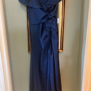 Elegant Navy Blue Evening Gown